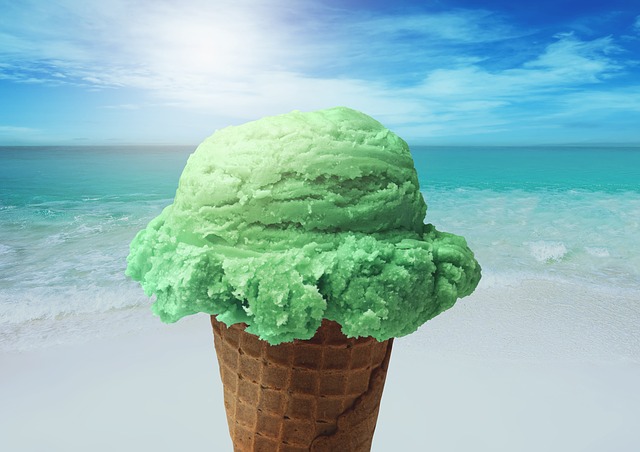 Kugel Eis am Strand, wahrscheinlich Pfefferminz oder Waldmeister
