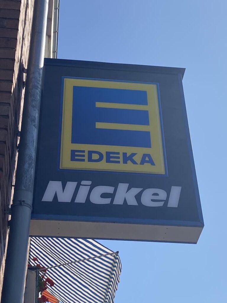 Ein Bild von einem Edeka-Supermarkt, dessen Name "Nickel" ist. Edeka Nickel = Ede Karnickel.