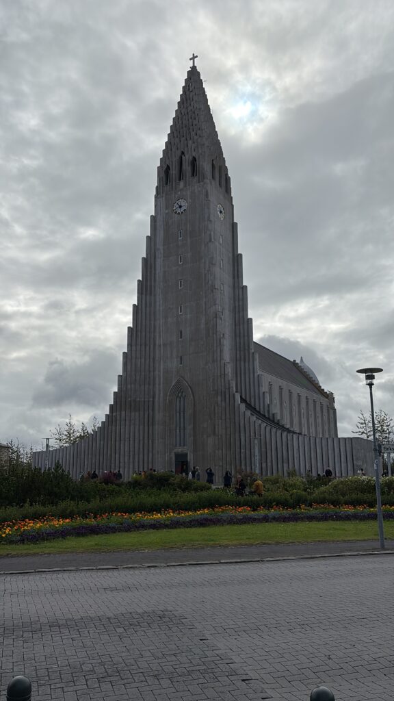 Ein Bild der Hallgrimskirche in Reykjavik